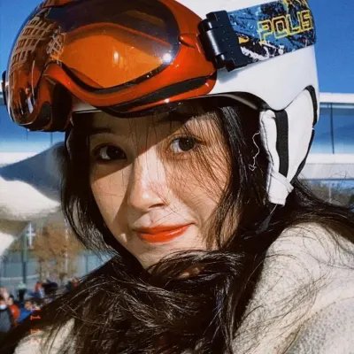 穿条纹衣的男孩